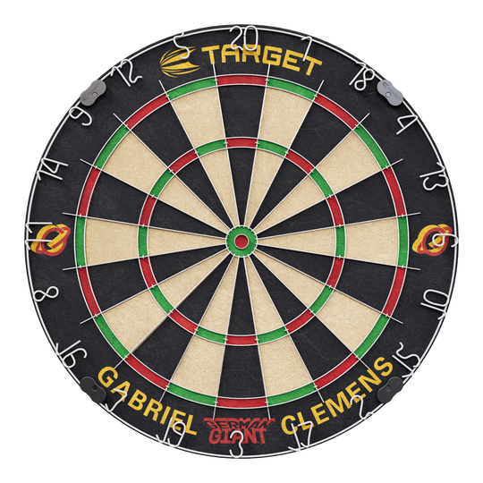 Jeu de fléchettes en acier Target Gabriel Clemens Dies ist eine Steeldartscheibe mit dem Namen "Target Gabriel Clemens Steeldartboard Set". Auf der unteren Seite sind die Wörter "Gabriel Clemens" und "German Giant" zu sehen.