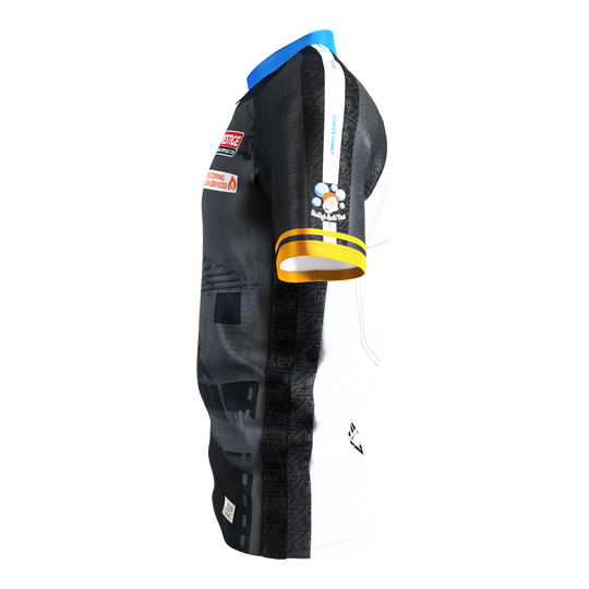 Maillot de fléchettes Target Coolplay Chris Dobey 2025 Das Bild zeigt das "Target Coolplay Chris Dobey 2025 Dartshirt" aus seitlicher Ansicht. Das Shirt hat ein modernes Design mit schwarzen und weißen Bereichen sowie bunten Akzenten und Sponsorenlogos.