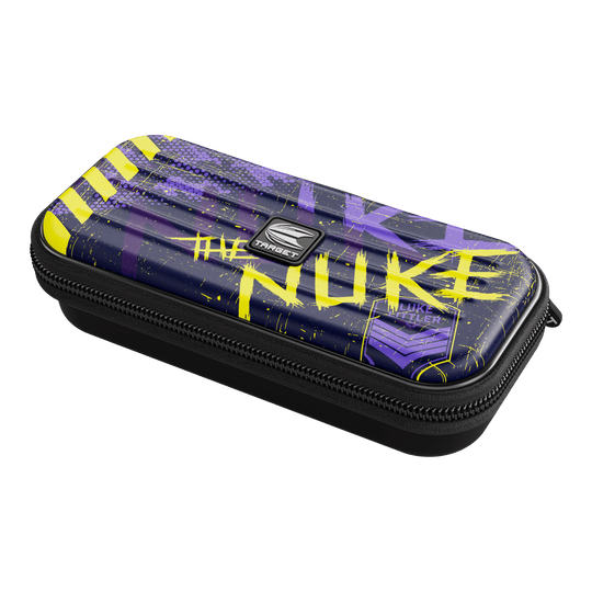 Étui à fléchettes Target Takoma Luke Littler Das Bild zeigt das Dartcase "Target Takoma Luke Littler" in dunklem Design mit gelben und violetten Akzenten. Auf dem Etui steht auffällig das Wort "NUKE" sowie der Name "Luke Littler".