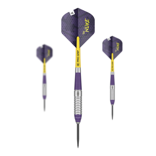 Fléchettes en acier Target Luke Littler en laiton - 22 g Das Bild zeigt drei Steeldarts mit violett-gelbem Design und der Aufschrift "THE NUKE" auf den Flights. Es handelt sich um das Produkt „Target Luke Littler Brass Steeldarts - 22g“.