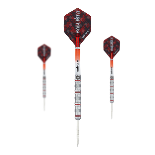 Fléchettes en acier Unicorn Ballista Style 4 Das Bild zeigt drei Steeldarts des Produkts "Unicorn Ballista Style 4". Die Darts haben silberne Spitzen, rote Flights und einen silber-roten Schaft mit dem Schriftzug "Unicorn".