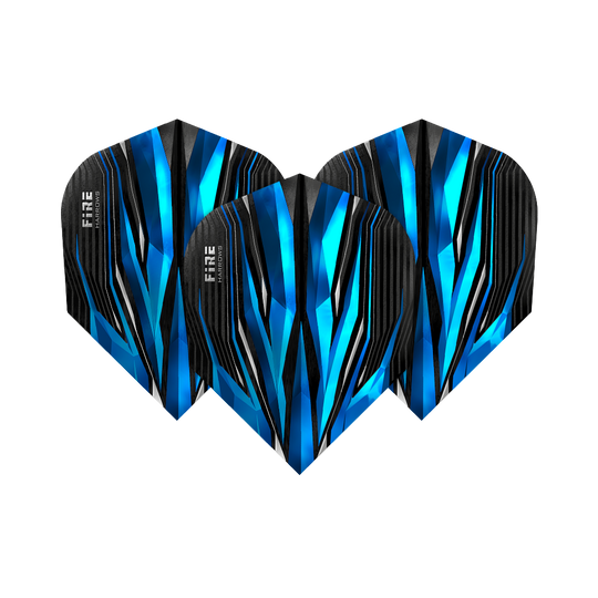 HR4_Harrows_Fire_Blue_Standard_Flights_1SZV9s7VZ9PrL2 Das Bild zeigt drei Dartflights des Modells "Harrows Fire Blue Standard". Sie haben ein auffälliges blau-schwarzes Design mit weißen und hellblauen Akzenten.