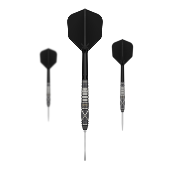 Fléchettes en acier Target Japan Black Marque Chaos 2 SP Das Bild zeigt drei schwarze Steeldarts des Produkts „Target Japan Black Marque Chaos 2 SP“. Die Darts haben silberne Spitzen und ein gerilltes Griffstück.