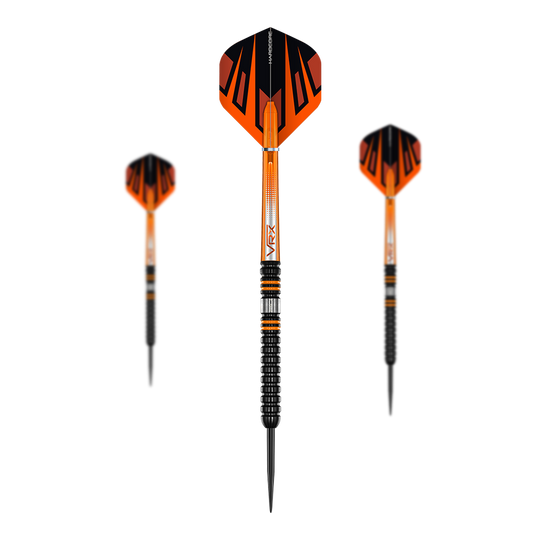 Fléchettes en acier Red Dragon Amberjack Pro 1 Das Bild zeigt drei Steeldarts des Produkts „Red Dragon Amberjack Pro 1“. Die Darts sind überwiegend schwarz und orange gestaltet und haben eine moderne, sportliche Optik.
