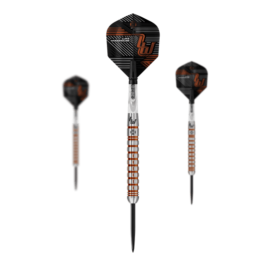 Fléchettes en acier Luke Woodhouse série 2 de Harrow Das Bild zeigt drei Steeldarts aus der Serie "Harrows Luke Woodhouse Series 2". Die Darts haben ein auffälliges Design mit silbernen und orangenen Ringen sowie schwarzen Flights.
