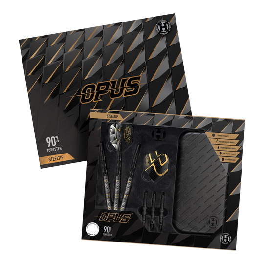 Fléchettes en acier Harrows Opus Das Bild zeigt das Produkt "Harrows Opus Steeldarts" in einer eleganten, schwarz-goldenen Verpackung. Im Inneren sind die Steeldarts, Flights, Shafts und ein Dartcase sichtbar angeordnet.