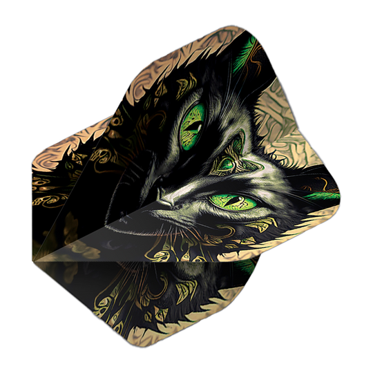 Vols de Pentathlon Cat Das Bild zeigt das Produkt 'Pentathlon Katze No2 Standard Flights'. Auf dem Flight ist ein kunstvoll gezeichneter Katzenkopf mit leuchtend grünen Augen abgebildet.