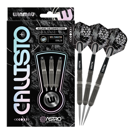 Fléchettes en acier Winmau Callisto 03 Das Bild zeigt die "Winmau Callisto 03 Steeldarts" in ihrer Verpackung. Rechts daneben sind drei ausgepackte Steeldarts mit schwarzem Design zu sehen.