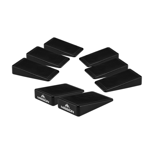 Das Bild zeigt acht schwarze Keile, die als Abstandshalter für Dartboards dienen. Auf zwei der Keile ist das Logo und der Schriftzug "Mission" zu sehen.