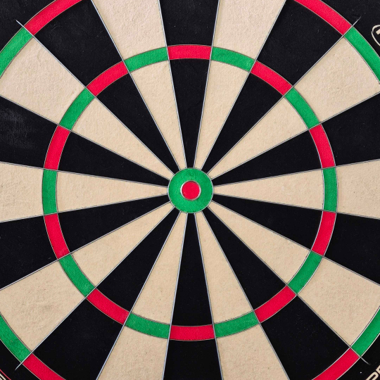 Cible de fléchettes en acier Winmau Blade X ProCore Hier ist das Winmau Blade X ProCore Steeldartboard abgebildet. Die Dartscheibe eignet sich besonders für Profi-Dartspiele.