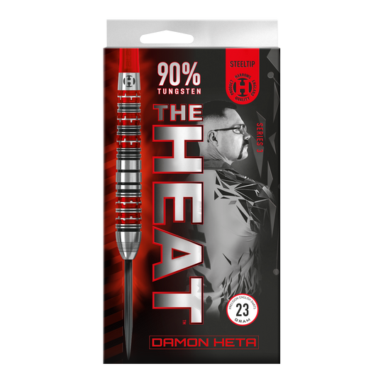 Fléchettes en acier Damon Heta Series 3 de Harrow Die Verpackung zeigt die "Harrows Damon Heta Series 3 Steeldarts" mit einem markanten Design in Rot und Schwarz. Auf der Vorderseite sind Informationen wie 90% Tungsten und ein Bild von Damon Heta abgebildet.