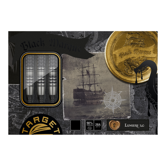 Fléchettes souples Target Japan Black Marque Lumiere GEN3 - 18,5 g Die Abbildung zeigt die Verpackung der "Target Japan Black Marque Lumiere GEN3 Softdarts - 18,5g". Auf der Verpackung sind drei Dartpfeile, ein altes Segelschiff und ein goldener Münzmotiv zu sehen.