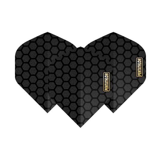Vols de pentathlon RT Honeycomb Das Bild zeigt drei schwarze Dart-Flights mit Wabenmuster. Auf jedem Flight steht das Wort "Pentathlon" in einem gelben Rechteck.