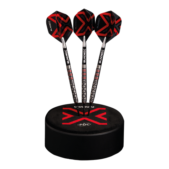 Abgebildet ist der Winmau Dart Dock Blade X Dartständer. Der Dartständer dient zur sicheren Ablage von Darts.