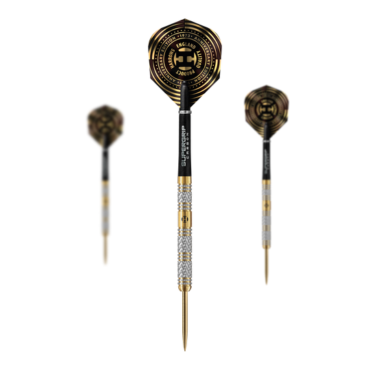 Fléchettes en acier Magnum édition anniversaire Harrows Das Bild zeigt drei hochwertige Steeldarts mit goldenen und silbernen Akzenten sowie schwarzen Flights. In der Mitte steht ein Dart mit der Aufschrift "Supergrip" und einem besonderen Jubiläumsdesign.
