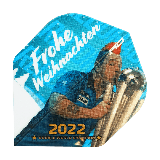 WF-6_Red_Dragon_Merry_Christmas_Flights_Snakebite_2022_1nUPh0sjpuoWUx Auf dem Bild ist ein Dart-Flight mit dem Aufdruck "Frohe Weihnachten" zu sehen. Es zeigt einen Dartspieler, der einen Pokal küsst, und darunter steht "2022 Double World Champion".