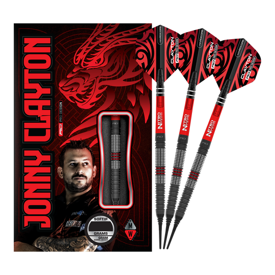 Red Dragon Jonny Clayton Hiraeth Fléchettes souples - 20 g Das Bild zeigt das Produkt „Red Dragon Jonny Clayton Hiraeth Softdarts - 20g“ mit drei roten und schwarzen Softdarts neben der Verpackung. Auf der Verpackung ist ein Porträt von Jonny Clayton sowie ein roter Drachen zu sehen.