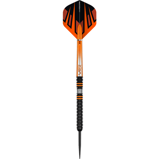 RD2527_Red_Dragon_Amberjack_Pro_1_Steeldarts_1sHK8pk6W4e8QZ Das Bild zeigt einen Steeldart namens "Red Dragon Amberjack Pro 1". Der Dart ist schwarz und orange und hat ein auffälliges Design mit feinen Rillen am Griff.