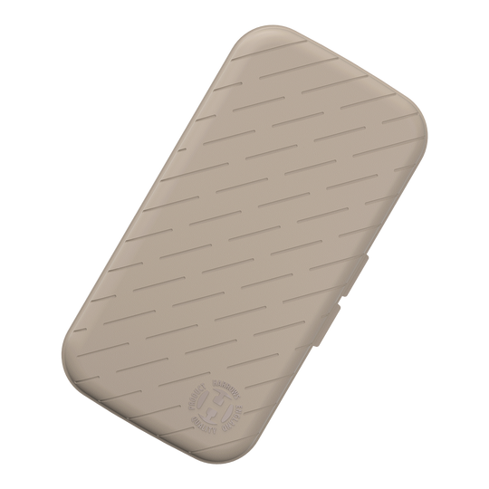 Étui à fléchettes Harrows Slimcase Die Abbildung zeigt ein schlankes Dart-Etui in steingrauer Farbe. Die Oberfläche ist mit schrägen Linien und einem geprägten Logo verziert.