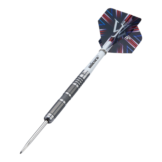 Fléchettes en acier Unicorn James Wade The Machine Range Phase 4 Auf dem Bild ist ein Steeldart der Marke Unicorn aus der James Wade The Machine Range Phase 4 zu sehen. Der Dart hat ein silbernes, geriffeltes Barrel und einen schwarz-blauen Flight mit auffälligem Muster.