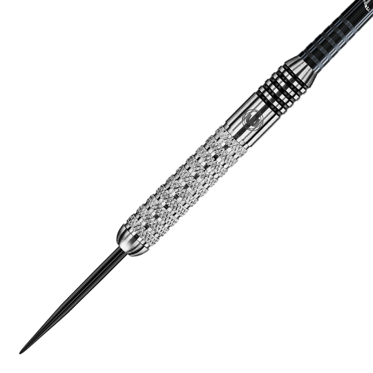 2302_Winmau_Barbarian_Tungsten_Style_Steeldarts_2 Das Bild zeigt einen Winmau Barbarian Tungsten Style Steeldart. Der Dartpfeil hat eine silberne, strukturierte Griffzone und eine scharfe Stahlspitze.