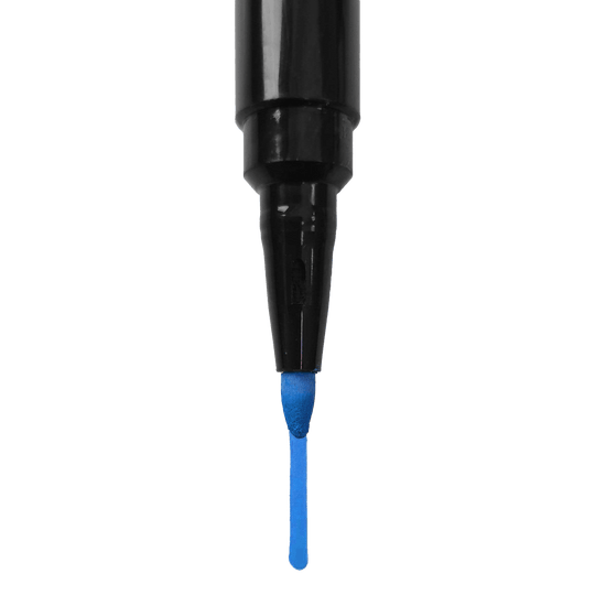 Auf dem Bild ist die Spitze eines blauen Boardmarkers zu sehen. Der Stift ist senkrecht ausgerichtet und die Kappe ist abgenommen.
