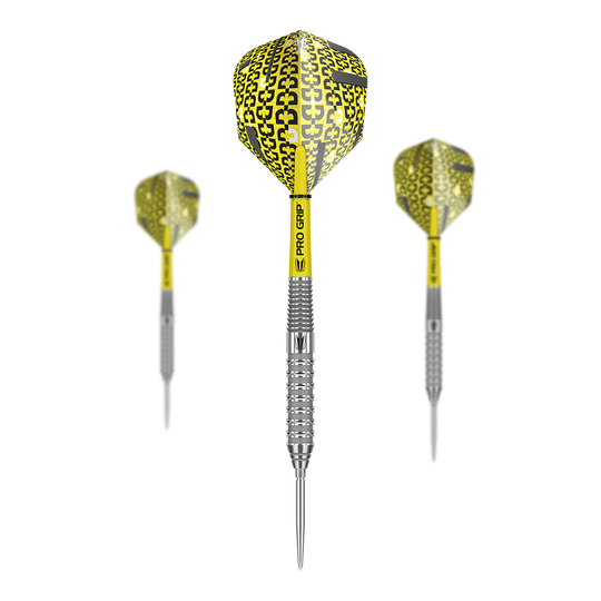 Fléchettes en acier Target Bolide 02 Swiss Point Das Bild zeigt drei Target Bolide 02 Swiss Point Steeldarts mit silbernem Schaft und gelb-schwarzem Flight. Die Darts haben den Aufdruck "PRO GRIP" auf dem Schaft.
