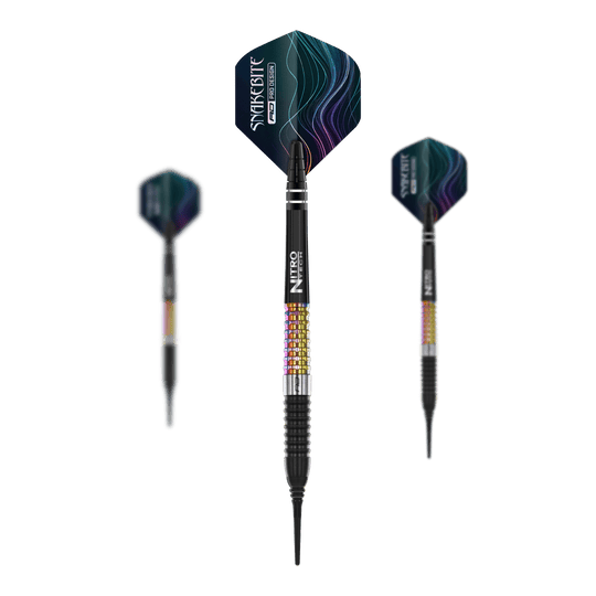 Das Bild zeigt drei Softdarts des Modells „Red Dragon Peter Wright Corra Softdarts - 18g“. Die Darts haben bunte, strukturierte Griffe und schwarze Flights mit einem wellenförmigen Muster.