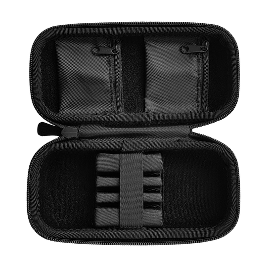 Target Takoma Dartwallet Das Bild zeigt ein offenes schwarzes Etui mit mehreren Fächern und elastischen Halterungen. Im oberen Teil sind zwei kleine Taschen mit Reißverschlüssen zu sehen.