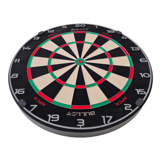 Cible en acier Bullet Apex Bullet Apex Steeldartboard hängt an der Wand. Es ist eine Zielscheibe für Steeldarts.