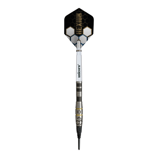 Fléchettes souples Unicorn Hexium Style 01 Noir et Or - 22 g Das Bild zeigt die Unicorn Hexium Style 01 Black & Gold Softdarts mit einem Gewicht von 22 Gramm. Die Darts zeichnen sich durch ihr schwarzes und goldenes Aussehen aus.