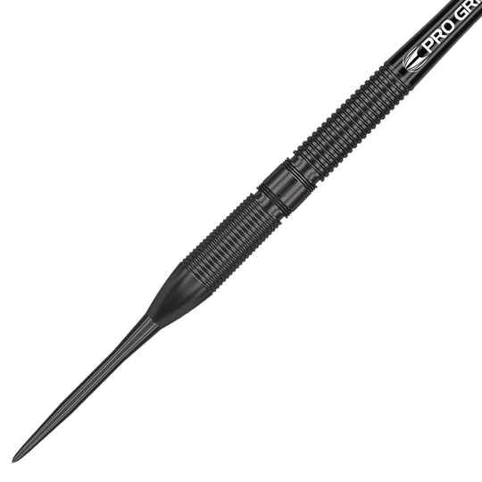 190227_Target_Gabriel_Clemens_Black_Edition_Steeldarts_2 Das Bild zeigt einen schwarzen Steeldartpfeil aus der Target Gabriel Clemens Black Edition. Der Dart hat ein geriffeltes Griffstück für besseren Halt.