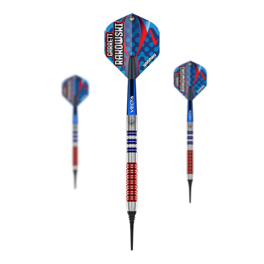 Fléchettes souples Winmau Garrett Rakowski - 20g Das Bild zeigt drei Softdarts des Modells "Winmau Garrett Rakowski Softdarts - 20g". Die Darts haben ein auffälliges Design in Blau, Rot und Silber mit der Aufschrift "Garrett Rakowski" auf den Flights.