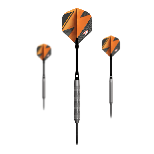 Fléchettes en acier orange Bulls NL Lightning Das Bild zeigt drei Steeldarts der Marke "Bulls NL Lightning Orange". Die Darts haben einen auffälligen orange-schwarzen Flight und einen silbernen Schaft.