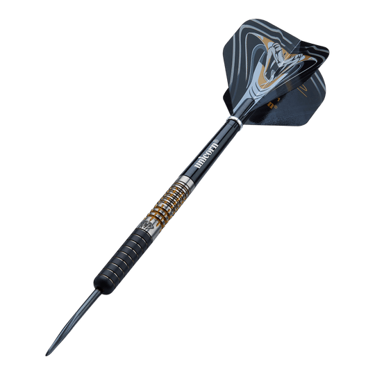 Fléchettes en acier Unicorn Maestro Jeffrey De Zwaan Phase 3 Das Bild zeigt einen Unicorn Maestro Jeffrey De Zwaan Phase 3 Steeldart. Der Dart hat ein schwarzes und silbernes Design mit goldenen Akzenten und einer auffälligen Flights-Grafik.
