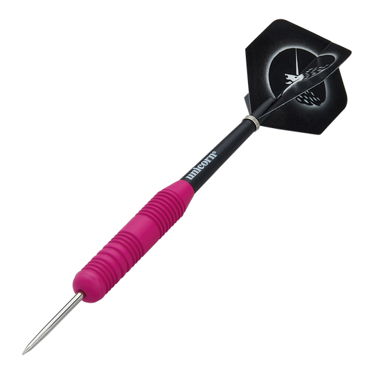 Fléchettes Unicorn Core Plus en acier rose caoutchouté Das Bild zeigt einen Unicorn Core Plus Steeldart mit einem pinken, gummierten Griff. Der Dart hat eine schwarze Spitze und einen schwarzen Flight mit weißem Muster.