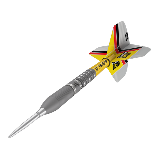 Fléchettes en acier Target Gabriel Clemens GEN2 Swiss Point Das Bild zeigt einen modernen Steeldartpfeil mit silberner Spitze und einem gelb-schwarzen Schaft. Die Flights sind mit roten, schwarzen und gelben Streifen verziert und tragen die Aufschrift "GERMAN GIANT".