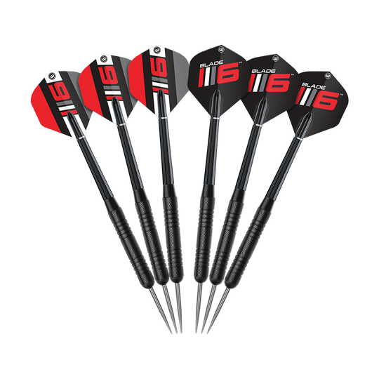 Das Bild zeigt das Winmau Blade 6 Triple Core Set mit 2 Sets Darts. Das Produkt beinhaltet eine hochwertige Dartscheibe mit zwei Dart-Sets.