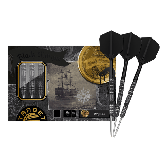 Fléchettes en acier Target Japan Black Marque Draco GEN2 Das Bild zeigt die Target Japan Black Marque Draco GEN2 Steeldarts mit einer stilvollen Verpackung im Piraten-Design. Drei schwarze Steeldarts sind neben der Verpackung abgebildet.