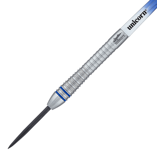 29030_Unicorn_World_Champion_Gary_Anderson_Phase_6_Steeldarts_2 Auf dem Bild ist ein silberner Steeldart mit blauen Akzenten zu sehen. Auf dem Schaft steht der Markenname "Unicorn" und eine Signatur.