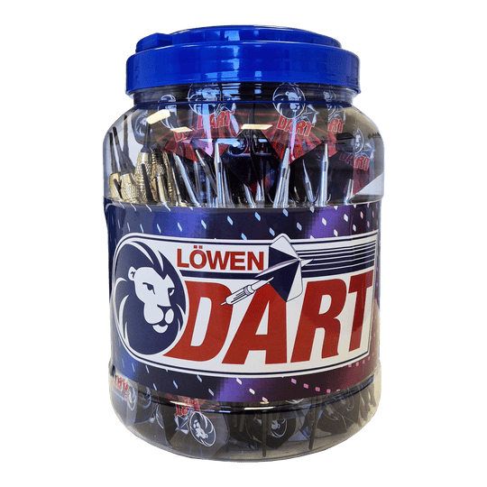 99 Fléchettes Löwen à pointe souple - 18 g Das Bild zeigt ein großes Plastikgefäß mit einem blauen Deckel, das mit vielen Soft-Tip-Darts gefüllt ist. Auf dem Behälter steht die Aufschrift "Löwen Dart" und das Produkt heißt "99 Löwen Soft-Tip Darts - 18g".