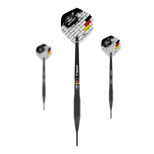 Fléchettes en laiton noir Bulls Martin Schindler The Wall - 18 g Auf dem Bild sind drei Softdarts des Modells „Bulls Martin Schindler The Wall Black Brass“ mit 18g zu sehen. Die Flights zeigen ein Ziegelmuster und die Farben der deutschen Flagge.
