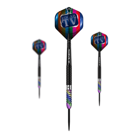 Mission Matt Edgar Steeldarts Das Bild zeigt drei Steeldarts des Produkts „Mission Matt Edgar Steeldarts“. Die Flights der Darts sind bunt und tragen den Aufdruck „Edgar TV“.