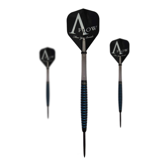 Das Bild zeigt drei schwarze Steeldarts der Marke AFlow mit blauen Akzenten. Auf den Flights steht "AFlow" und der mittlere Dart ist mit einer Unterschrift versehen.
