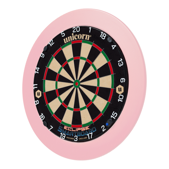 Cible de fléchettes en acier Unicorn Eclipse Smartboard Das Bild zeigt eine Unicorn Eclipse Smartboard Steeldartscheibe mit einem pinken Schutzring. Die Dartscheibe hat klare Zahlen und farbige Segmente für das Dartspiel.