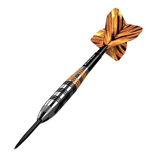 Fléchettes en acier laiton Mission Javan - 22 g Das Bild zeigt einen Mission Javan Brass Steeldart mit einem Gewicht von 22 Gramm. Der Dart hat ein schwarz-silbernes Design mit orangefarbenen Akzenten und auffällig gemusterten Flights.