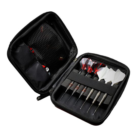 Portefeuille de fléchettes Winmau Armor G2 Das Bild zeigt ein geöffnetes Dart-Etui mit mehreren Darts und Ersatzflights. Die Darts und Zubehörteile sind ordentlich in dem schwarzen Etui einsortiert.