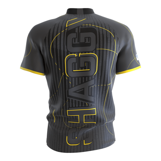 Chemise de fléchettes sans col Target Coolplay Scott Williams Das Bild zeigt das Target Coolplay Collarless Scott Williams Dartshirt von hinten. Das Shirt ist grau mit gelben Akzenten und dem großen Schriftzug "SHAGGY" auf dem Rücken.