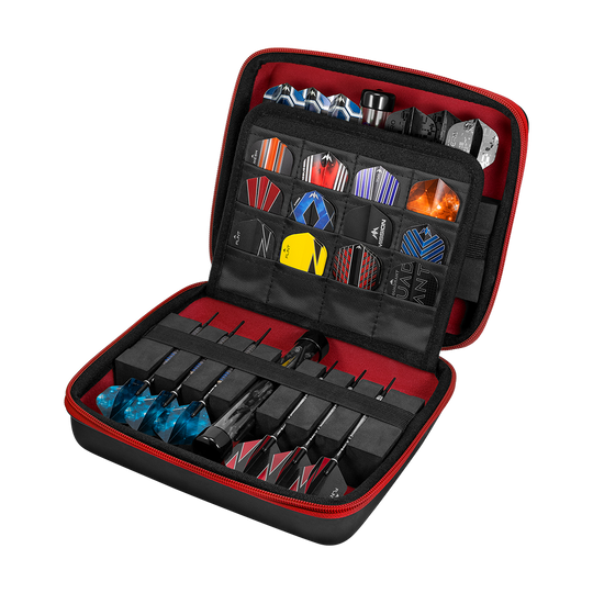 Das Bild zeigt ein geöffnetes Dart-Set in einer schwarzen und roten Hülle. Darin sind mehrere Darts und verschiedene Dart-Flights ordentlich verstaut.