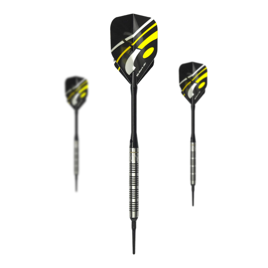 Fléchettes souples McDart 85 tungstène V17 - 16,5 g Auf dem Bild sind drei Softdarts des Modells "McDart 85er Tungsten V17" mit einem Gewicht von 16,5g zu sehen. Die Darts haben schwarze Flights mit gelben und weißen Akzenten sowie silberne, gerillte Barrels.